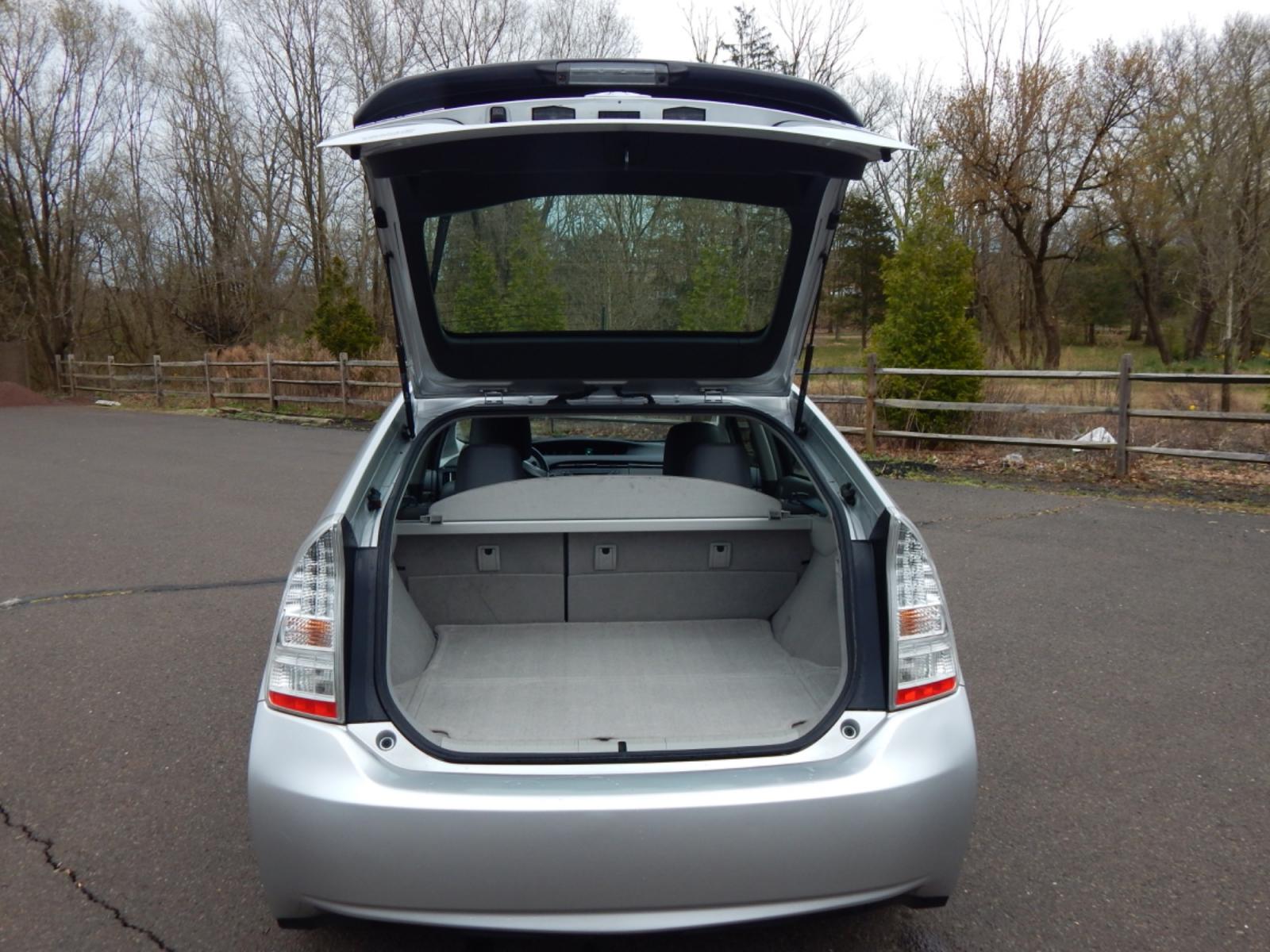 2010 Silver /Gray Leather Toyota Prius IV (JTDKN3DU1A0) with an 1.8 liter 4cyl hybrid engine, CVT Automatic transmission, located at 6528 Lower York Road, New Hope, PA, 18938, (215) 862-9555, 40.358707, -74.977882 - Photo #17